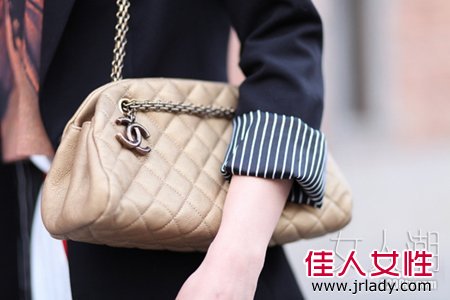 Chanel金色Mademoiselle手袋