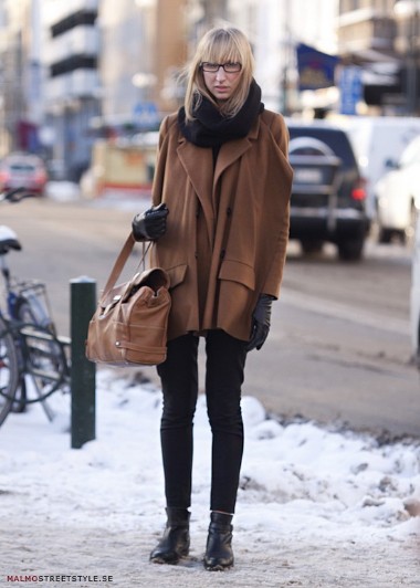 時尚街拍冬季服飾搭配圖片 簡單大地色系服裝混搭穿出時尚