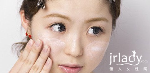 水潤裸肌+嘟嘟唇 冬季裸妝化妝要訣