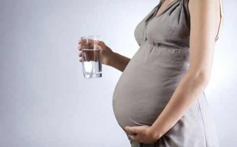 孕婦喝水要註意什麼 羊水少瞭喝水有用嗎 羊水多瞭怎麼辦