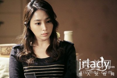 光滑而柔順,卷曲的弧度散發出女性的自然柔美,中分的劉海讓飽滿的額頭凸顯,整款造型顯得溫柔而甜美。