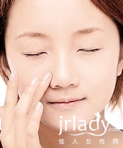 2、悉心塗抹鼻翼的邊際以及眼梢處，在塗抹粉底的時候常常比較容易遺忘鼻翼邊際以及眼梢等處，註意細小的部位也要用心塗抹哦！
