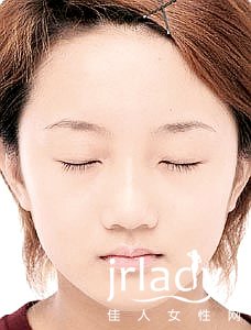 1、應該從面積較大的部位開始塗抹；從兩頰，額頭，然後是鼻梁，下頜的順序塗抹粉底。要一點一點邊暈開邊塗抹。