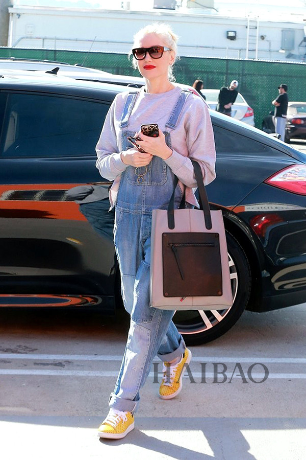 格溫·史蒂芬尼 (Gwen Stefani) 牛仔背帶褲街拍示范