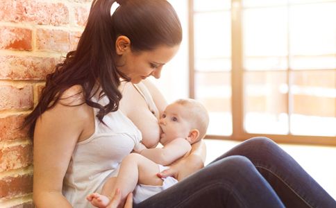 哺乳期來月經能喂奶嗎 哺乳期來月經奶量變少 哺乳期奶水變少怎麼辦