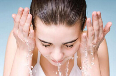 冬季洗臉用什麼水比較好?