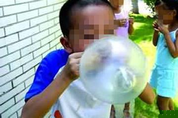 7歲女童書包藏避孕套 “伯伯”帶3人玩“氣球”