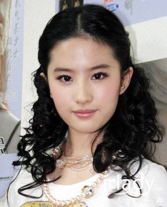 劉亦菲火焰性感妝演繹蛻變之路