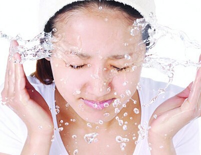 鹽水洗臉四大好處 打造零毛孔肌膚 鹽水洗臉四大好處 打造零毛孔肌膚