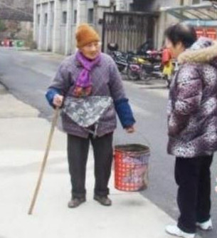 102歲老太不服老自己洗衣做飯 盤點那些不服老的爺爺奶奶們