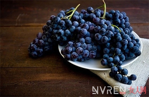 黑葡萄的保健功效是什麼_女人常吃哪四種黑色水果能抗衰老、美容美顏？