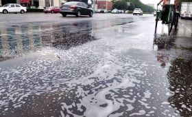 天津下雨出現泡沫是什麼物質有害嗎 疑為堿性腐蝕品