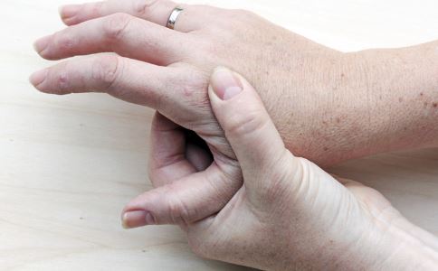 產後手指關節痛怎麼辦 產後關節痛怎麼辦 產後手腕關節痛