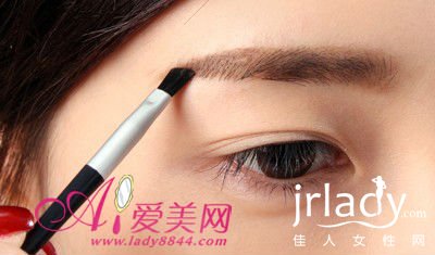 我們用眉刷蘸取眉粉把眉毛沿輪廓化好。眉毛要選擇和發色接近的顏色。