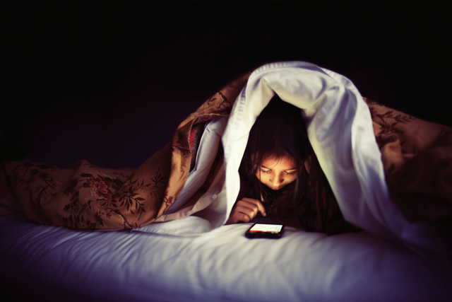 臥床玩手機致截癱 這樣玩手機的人註意瞭