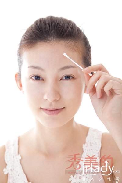 用棉棒蘸取祛痘膏或含可的松等含消炎成分的藥膏,“點”在痘痘患處。