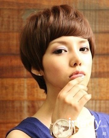 把原本凌亂的短發整理成同一平面的高度,職場的清爽麗人就是你瞭。