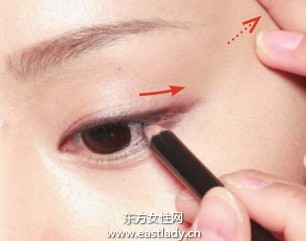 眼線基礎描畫手法 勾勒精致輪廓