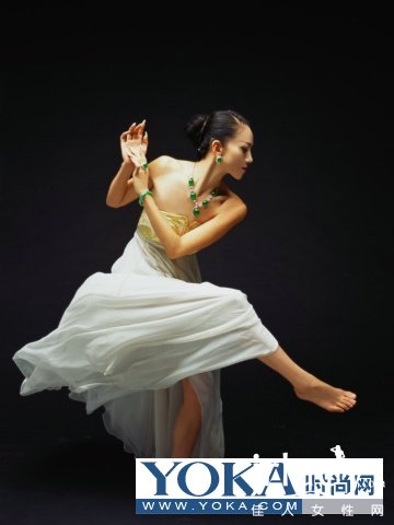 楊麗萍是如何保持她的“苗條”的?在2008年12月8日播出的鳳凰衛視《魯豫有約》中,她“交代”瞭自己的減肥食譜。