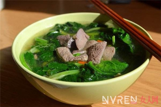 菠菜豬肝湯做法_女人氣色差吃什麼?4道豬肝膳食幫你補氣血