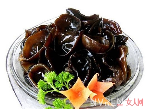 女人吃木耳可以排毒嗎_女人吃什麼可以排毒養顏 10種食物讓你吃出好氣色