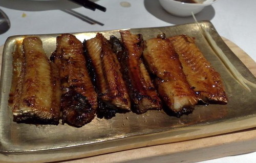 韓國餐廳烤活鰻魚好重口味 鰻魚多少錢一斤有哪些營養價值