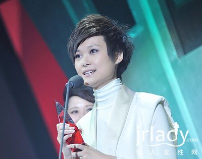 最新李宇春定位燙發型 打造另類女性時尚品味