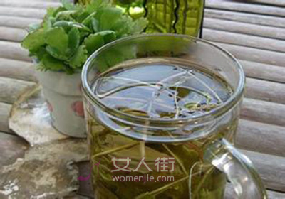 蒲公英泡水喝的 <div>
<p class=