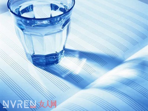 多喝水恢復水分平衡_男人如何安全健康的喝酒 你需要註意這五項情況 多喝水恢復水分平衡_男人如何安全健康的喝酒 你需要註意這五項情況