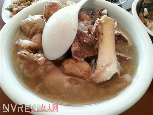 骨頭湯的配料都有哪些_骨頭湯都有什麼不同的食療作用 緩解疲勞就喝它 骨頭湯的配料都有哪些_骨頭湯都有什麼不同的食療作用 緩解疲勞就喝它