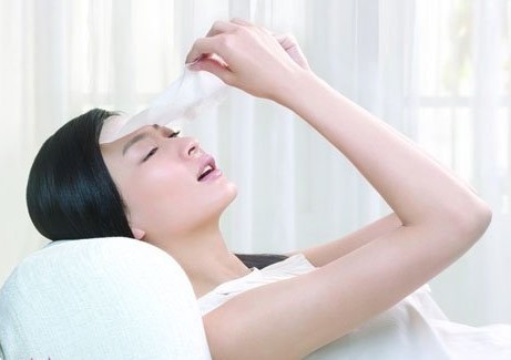 夏季眼睛浮腫怎麼辦 三大招教你擊退黑勢力 夏季眼睛浮腫怎麼辦 三大招教你擊退黑勢力