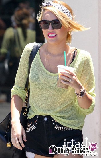 miley-cyrus-starbucks-toluc