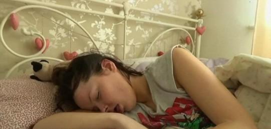英女子患睡美人癥每天睡22小時 患睡美人癥候群怎麼辦能治嗎