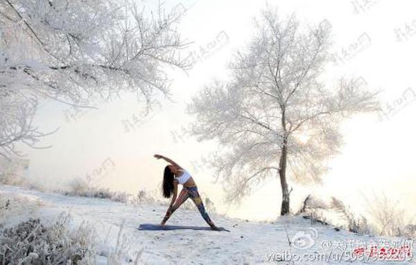 美女穿背心零下30度冰雪瑜伽美成畫 瑜伽視頻教程初級全套下載