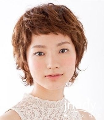 短發先用發蠟稍微抓出蓬松的感覺