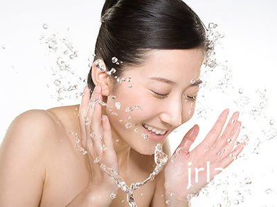 <a href='http://baojian.9939.com/bjp/rqbjp/nv' target='_blank'><font color='blue'>女</font></a>人<a href='http://baojian.9939.com/sjbj/cj/' target='_blank'><font color='blue'>春季</font></a>護膚用<a href='http://beauty.9939.com/jkhf/wtjf/xl/' target='_blank'><font color='blue'>牛奶洗臉</font></a>好處多