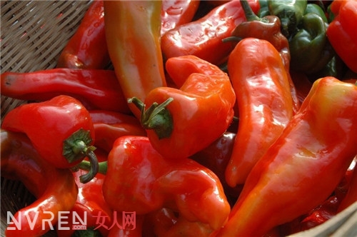 紅辣椒的介紹_吃辣椒有什麼好處 哪些人適合吃它 紅辣椒的介紹_吃辣椒有什麼好處 哪些人適合吃它