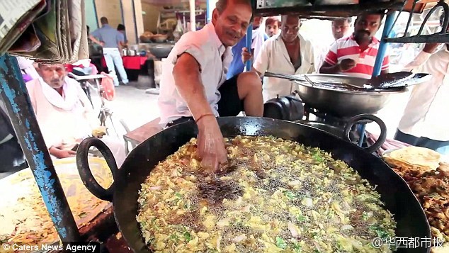 大爺在油鍋裡徒手炸薯條原理是什麼 手下油鍋功夫叫什麼秘密揭開