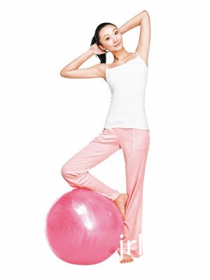 輕松快速減肥方法：健身球瑜伽減掉女人的贅肉