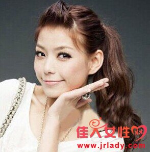 平時習慣瞭甜美可愛的紮發,想不想嘗試另一種風格呢?小編為您推薦最新歪紮馬尾,幫您打造非主流。