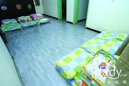 24日,巴蜀小學,一寢室中墊子和被子整齊地擺放在地板上